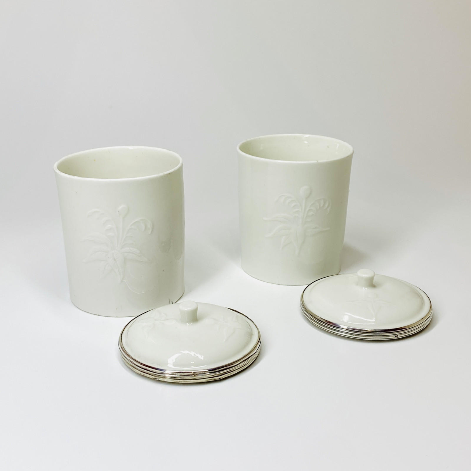 Saint-Cloud - Pair of ointment jars - Eighteenth century