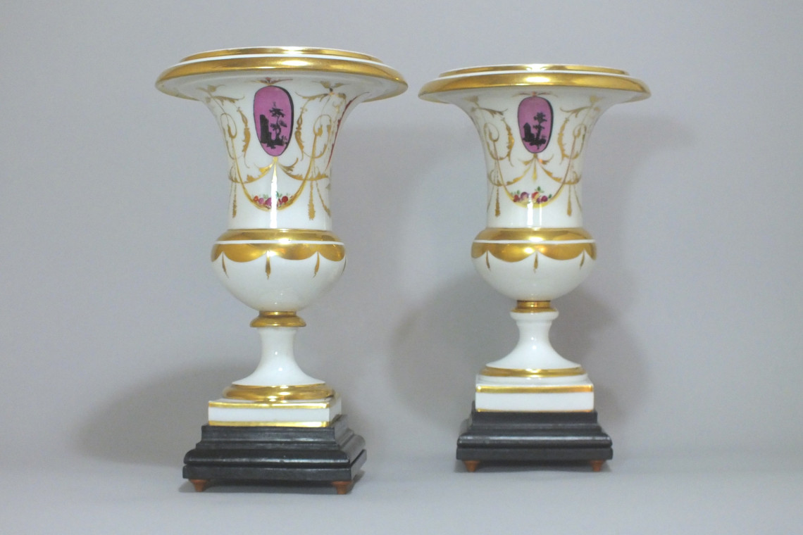 Paris - Paire de vases en porcelaine à décor "à la Salembier"- Fin du XVIIIe Siècle