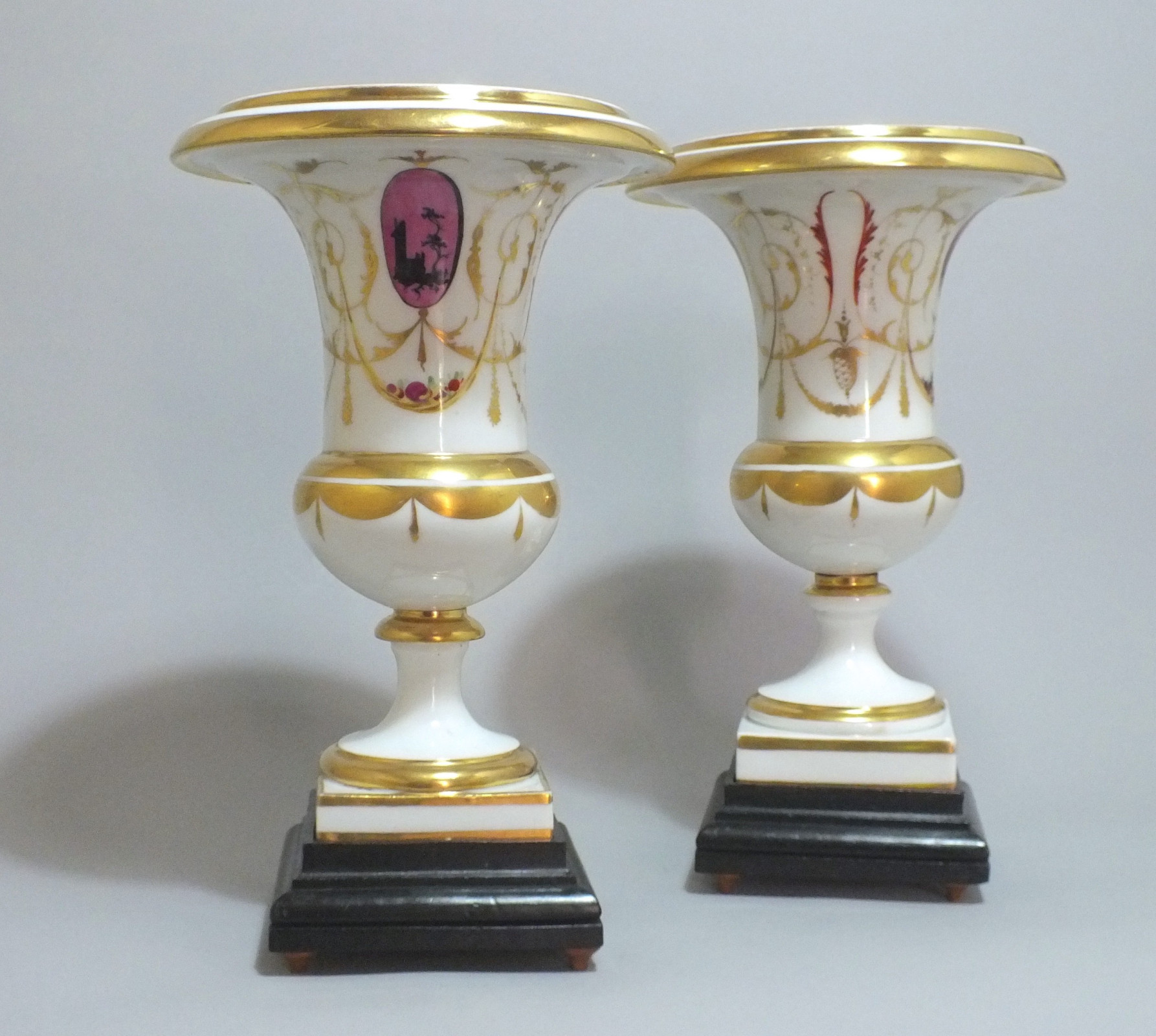 Paris - Paire de vases en porcelaine à décor "à la Salembier"- Fin du XVIIIe Siècle