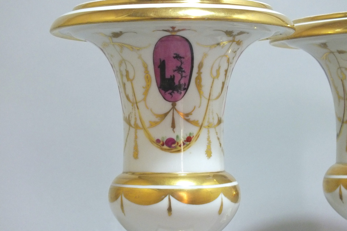 Paris - Paire de vases en porcelaine à décor "à la Salembier"- Fin du XVIIIe Siècle