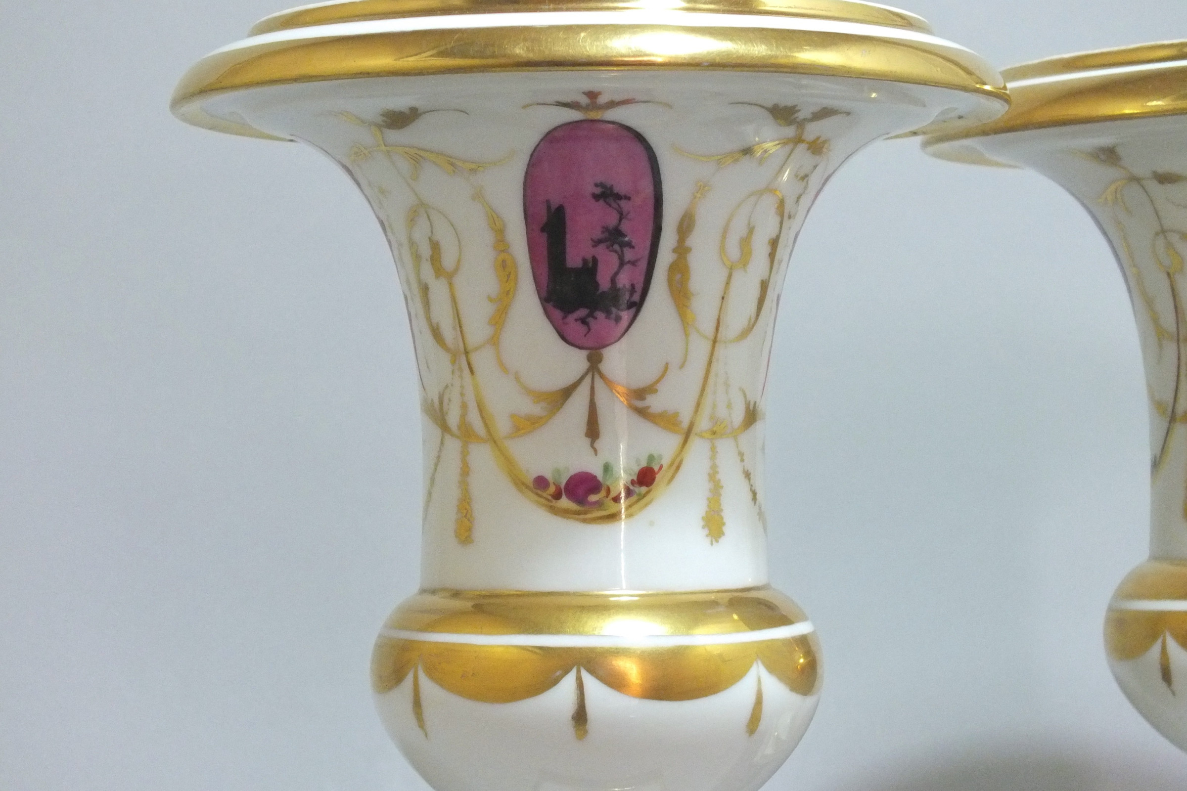 Paris - Paire de vases en porcelaine à décor "à la Salembier"- Fin du XVIIIe Siècle