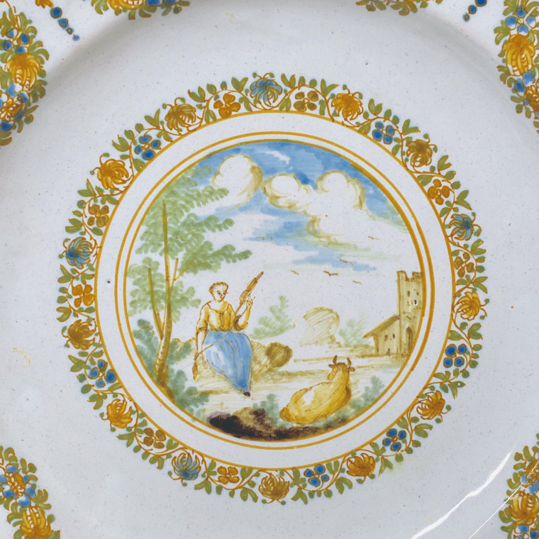 Assiette en faïence de Lyon à médaillon - XVIIIe siècle