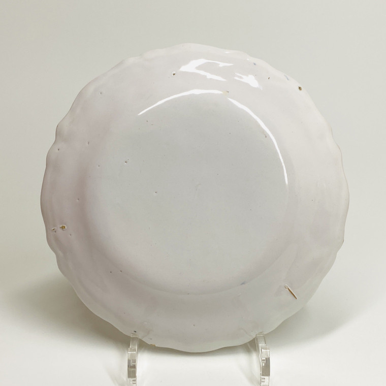 Assiette en faïence de Moustiers à décor de grotesques - XVIIIe siècle