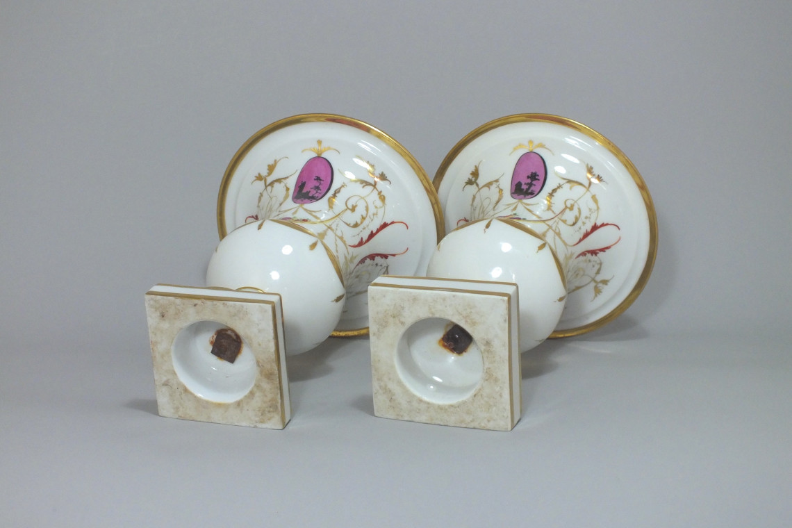 Paris - Paire de vases en porcelaine à décor "à la Salembier"- Fin du XVIIIe Siècle