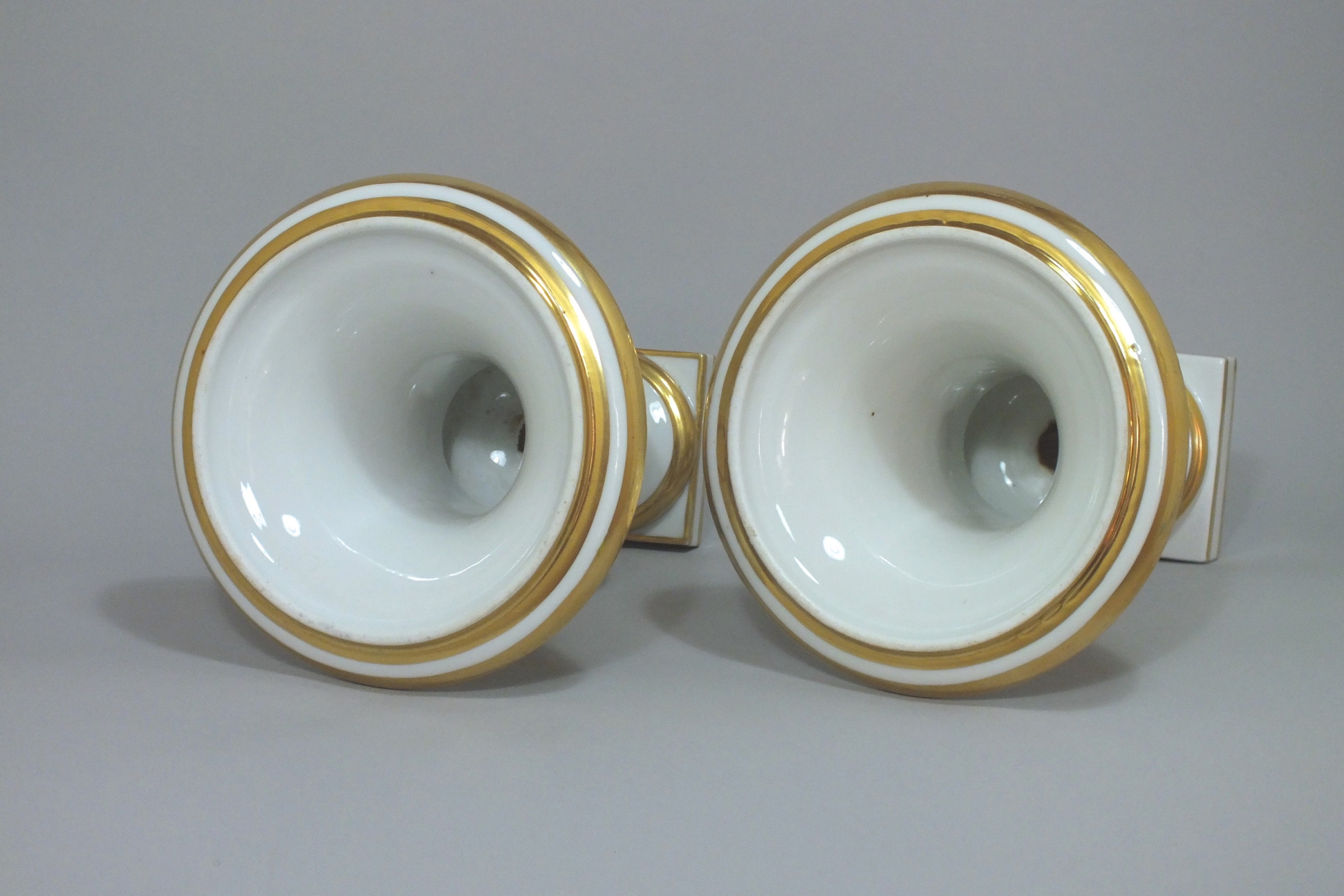 Paris - Paire de vases en porcelaine à décor "à la Salembier"- Fin du XVIIIe Siècle