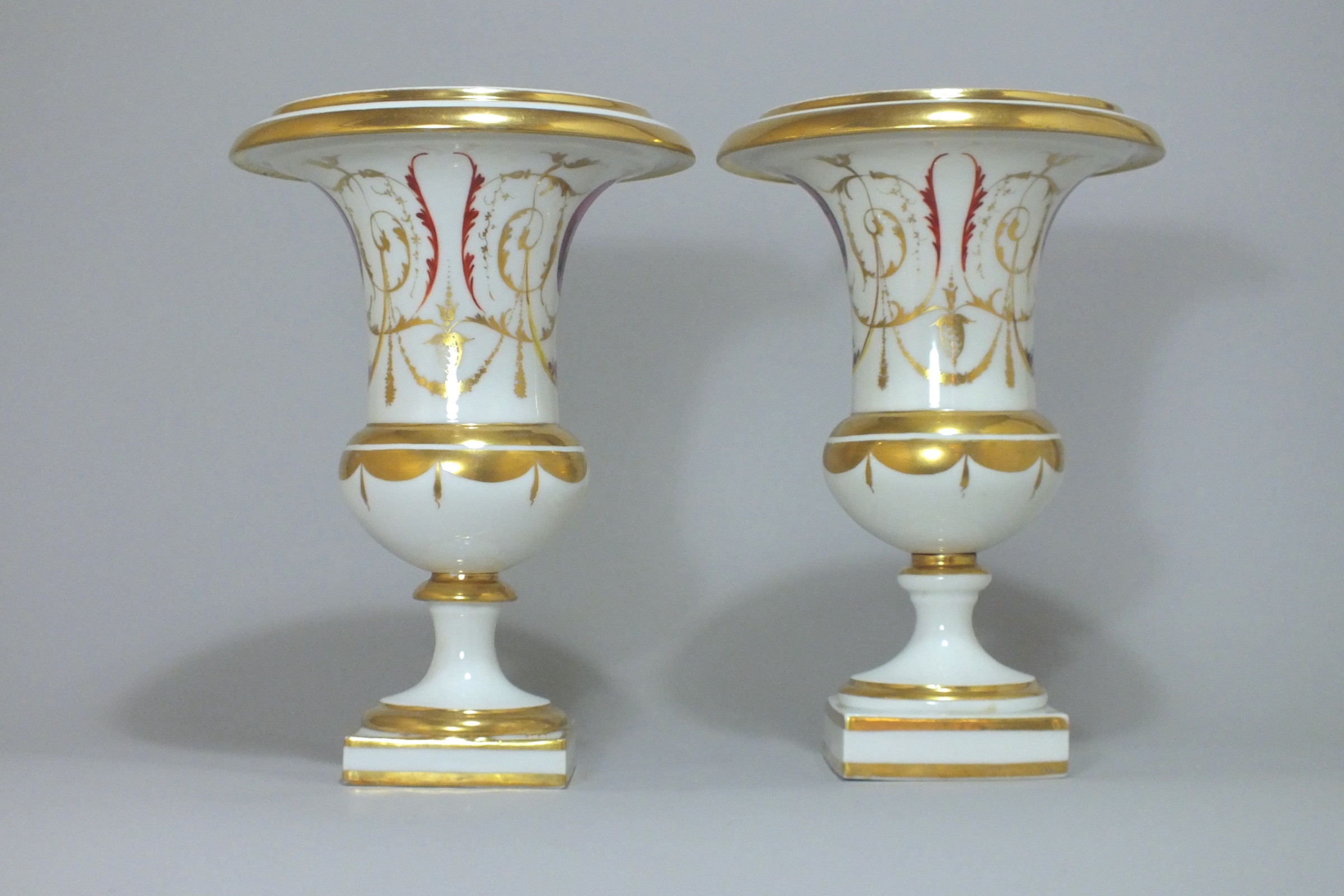 Paris - Paire de vases en porcelaine à décor "à la Salembier"- Fin du XVIIIe Siècle