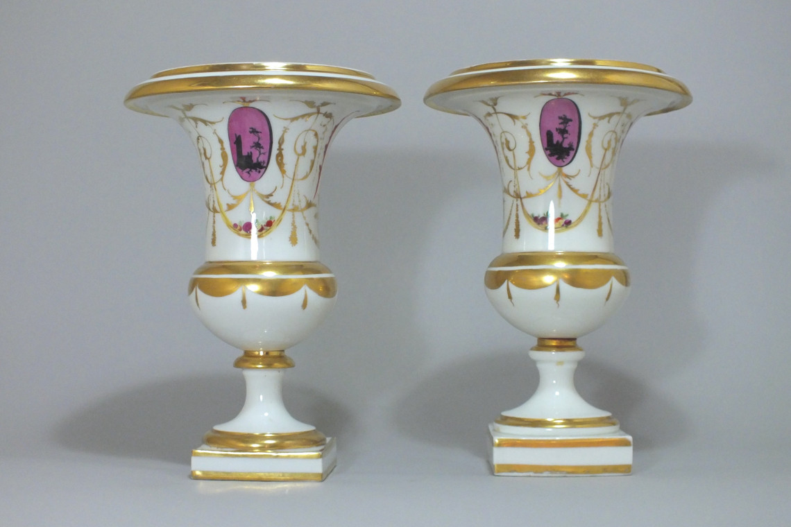 Paris - Paire de vases en porcelaine à décor "à la Salembier"- Fin du XVIIIe Siècle