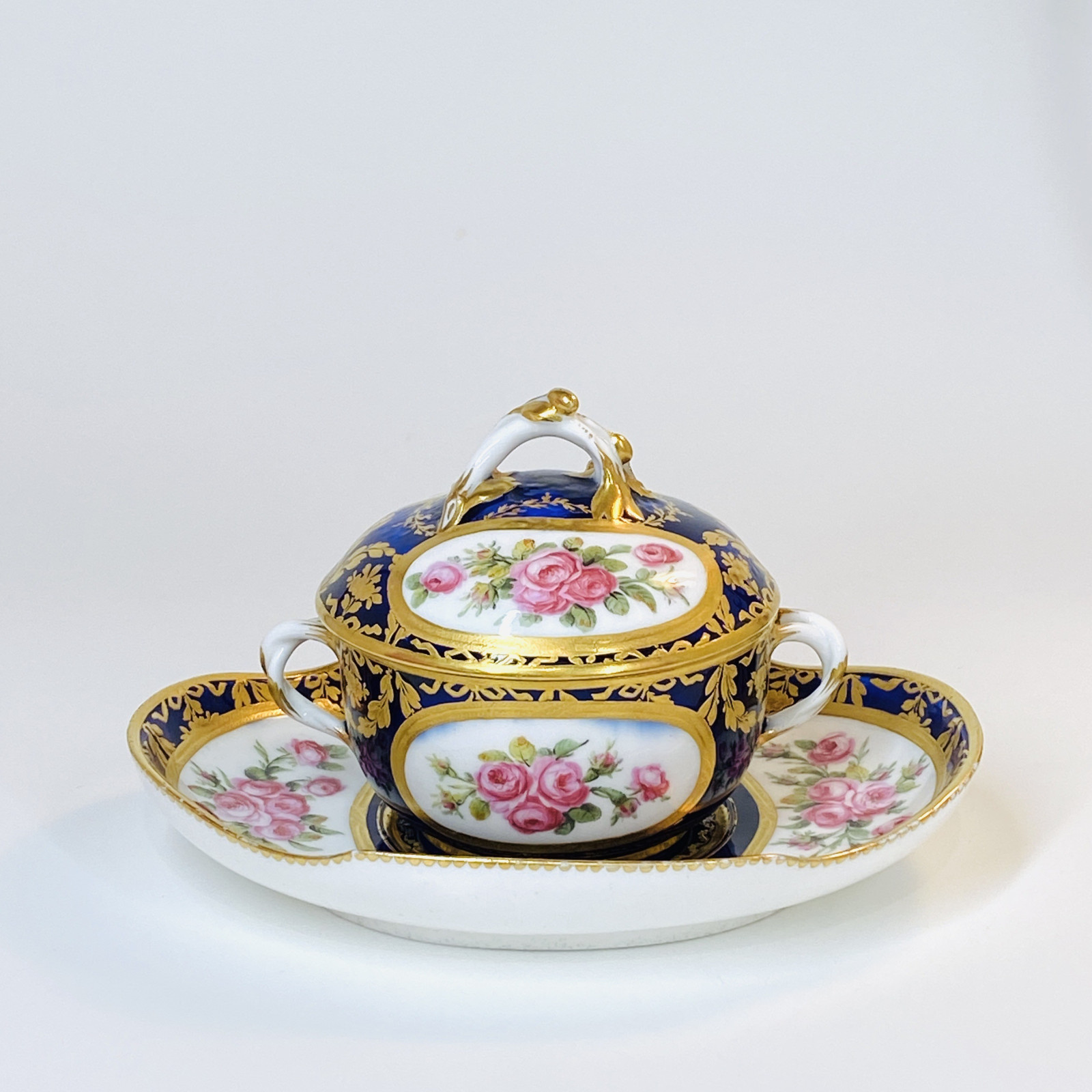Écuelle à bouillon en porcelaine tendre de Sèvres - XVIIIe siècle