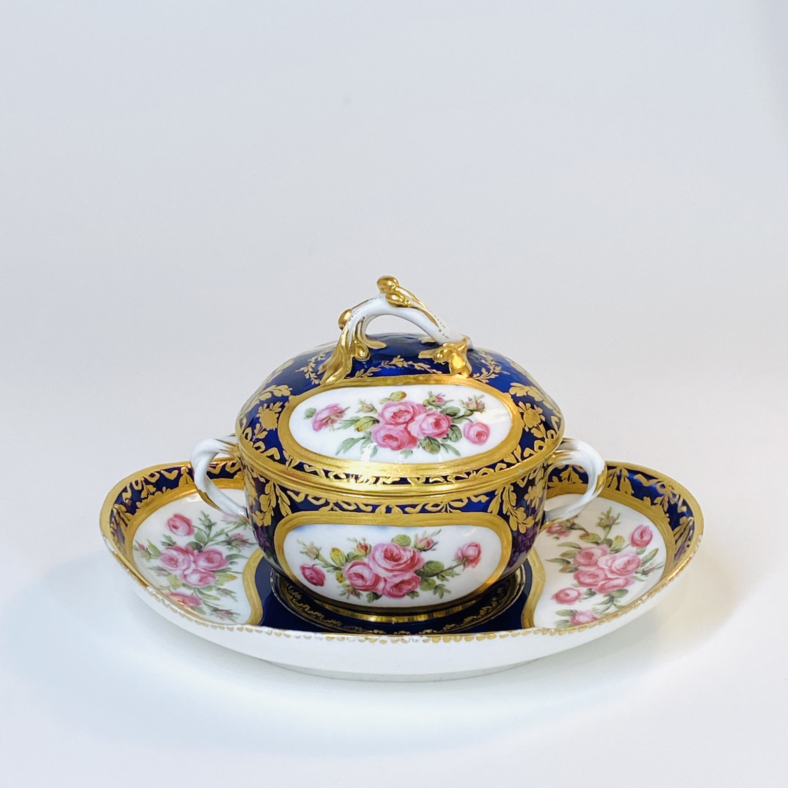 Écuelle à bouillon en porcelaine tendre de Sèvres - XVIIIe siècle
