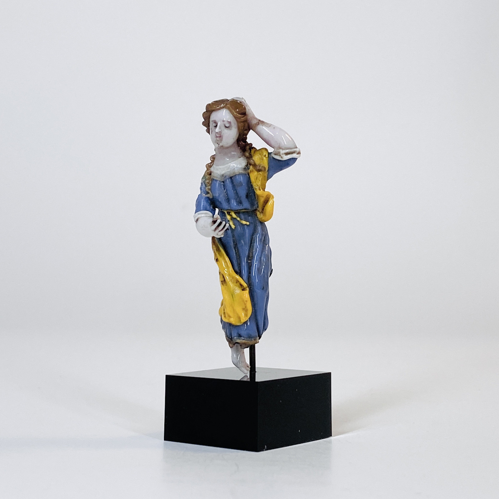 Spun glass from Nevers representing a holy woman - Eighteenth century
