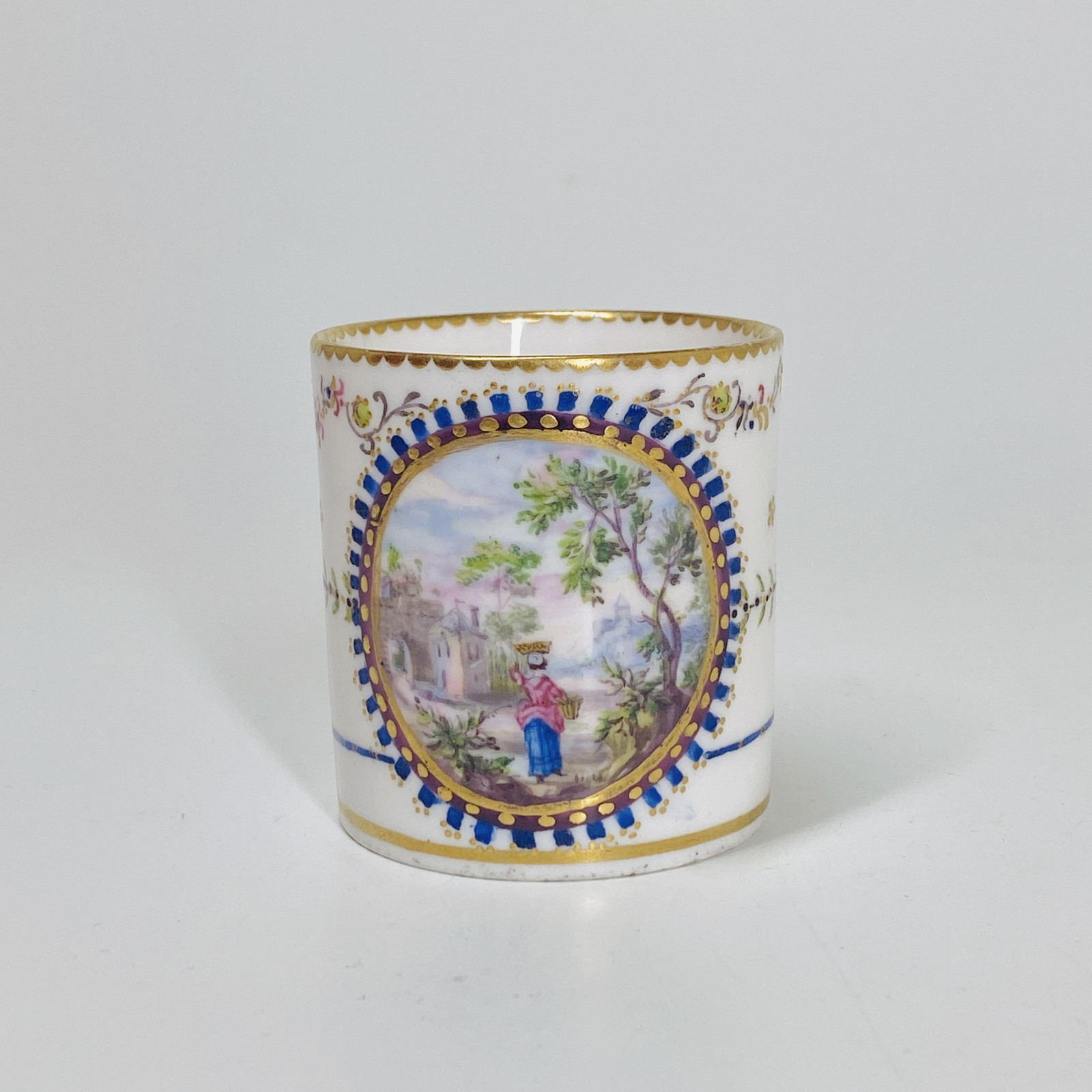 Tasse en porcelaine tendre de Sèvres - XVIIIe siècle