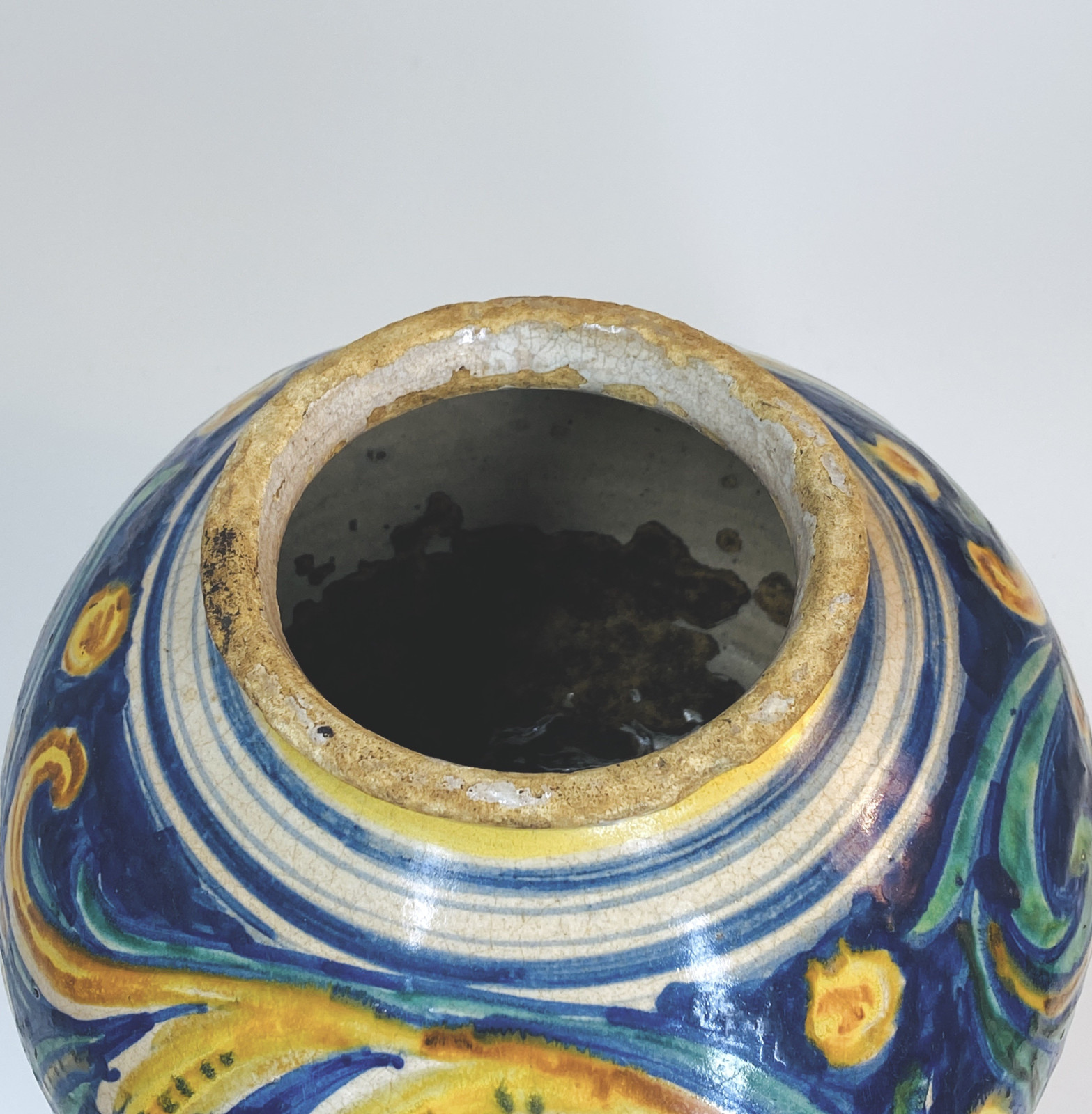 Caltagirone (Sicile) - Vase boule à décor floral - XVIIIe siècle