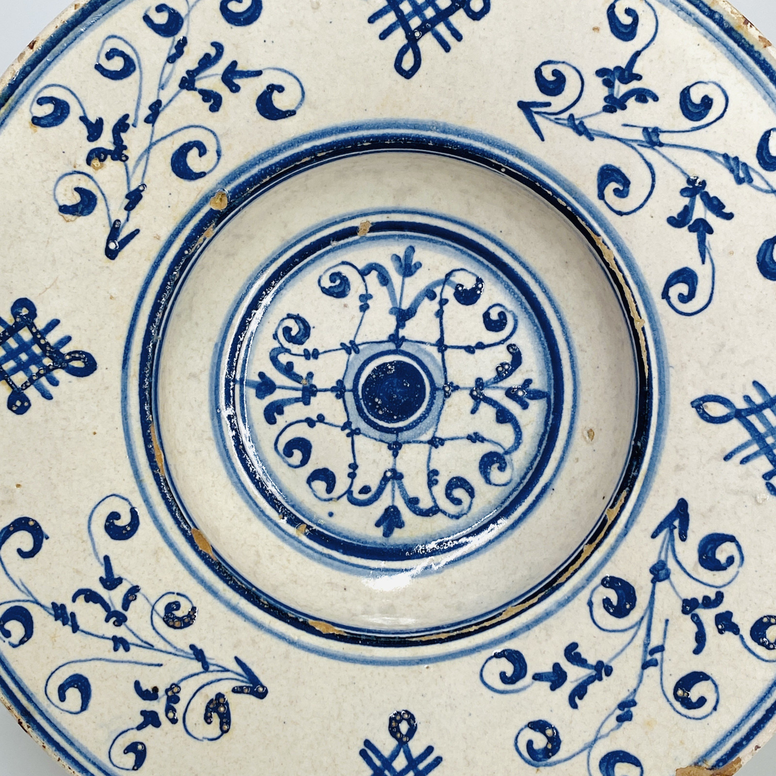 Tondino en majolique de Faenza ou duché d’Urbino - XVIe siècle