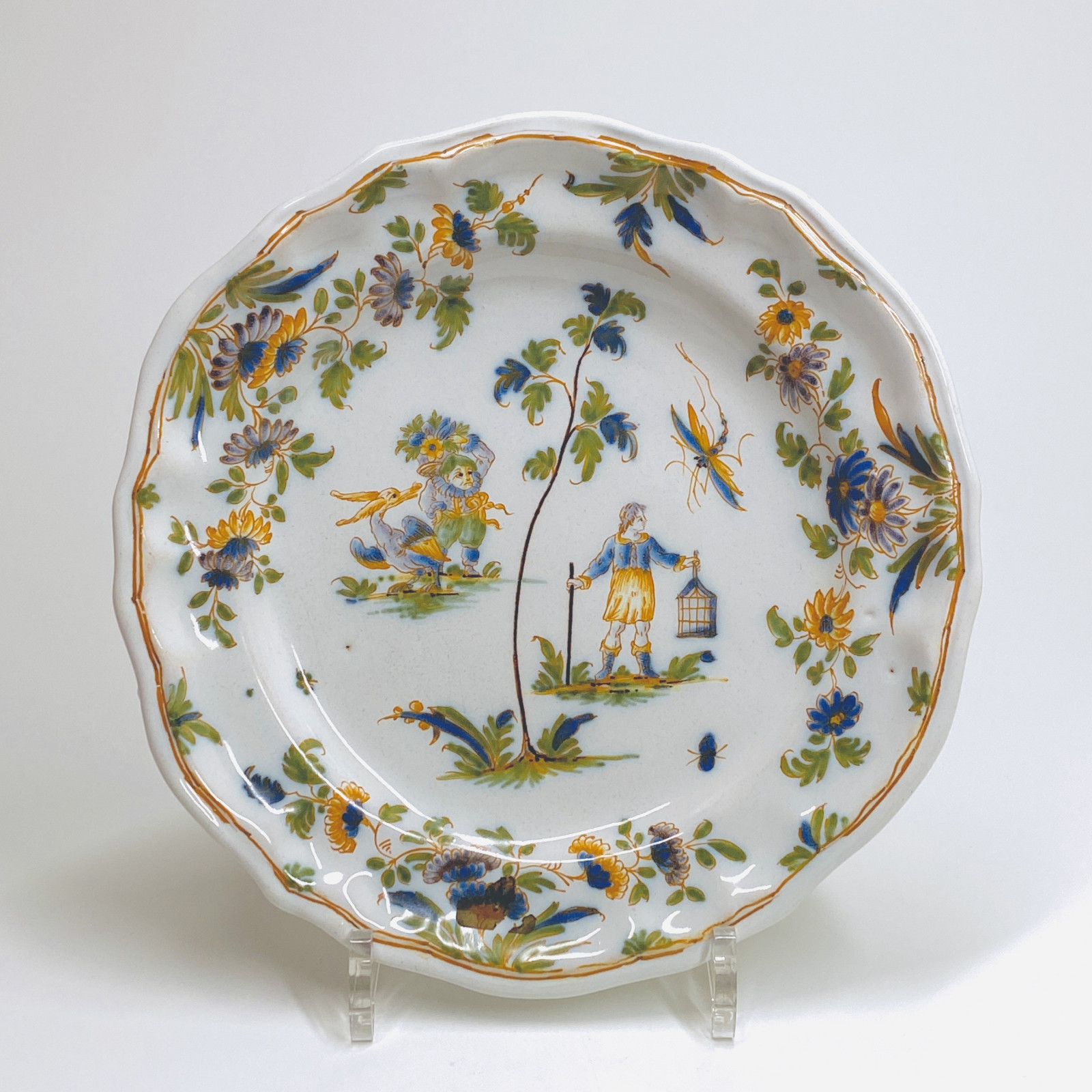 Assiette en faïence de Lyon à décor de grotesques - XVIIIe siècle