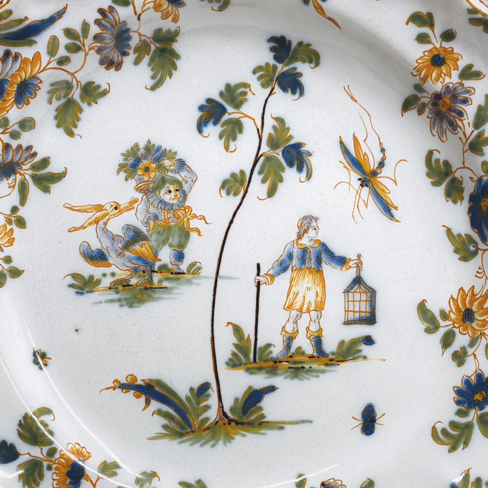 Assiette en faïence de Lyon à décor de grotesques - XVIIIe siècle