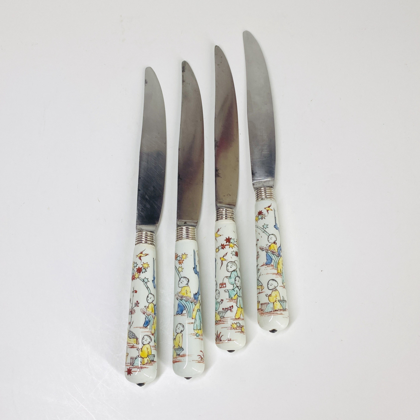 Quatre couteaux en porcelaine de Chantilly - XVIIIe siècle
