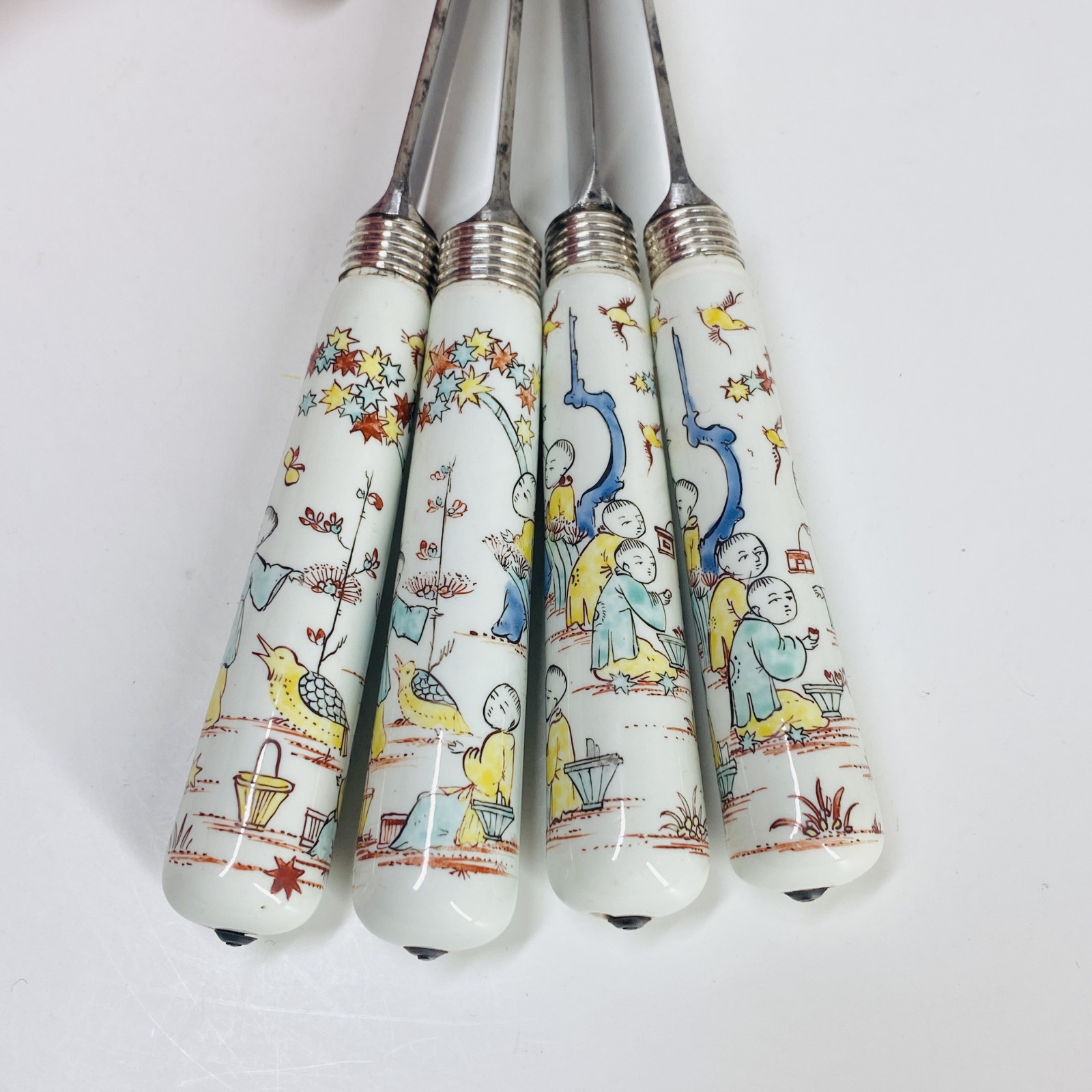 Quatre couteaux en porcelaine de Chantilly - XVIIIe siècle