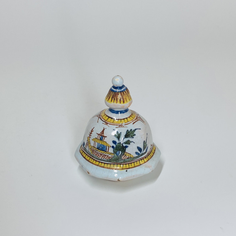 vase couvert en faïence de Rouen décor à la pagode - XVIIIe siècle