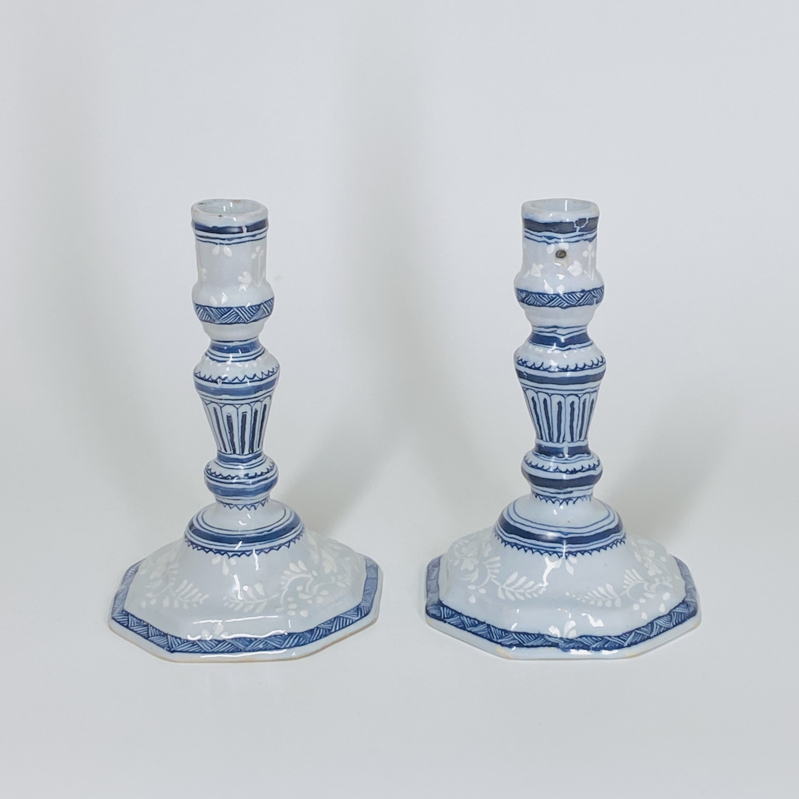 Paire de bougeoirs en faïence de Saint-Amand-les-Eaux - XVIIIe siècle