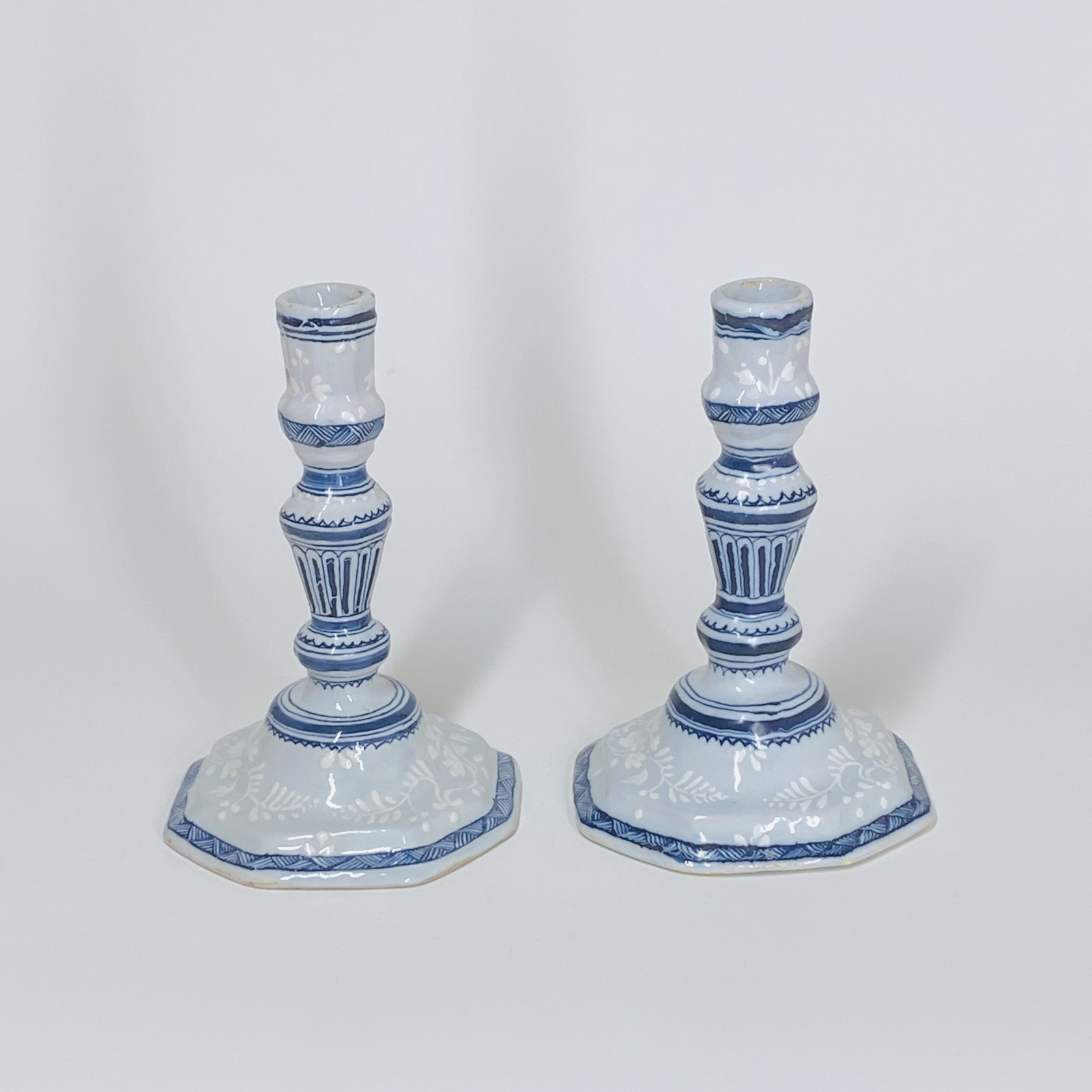 Paire de bougeoirs en faïence de Saint-Amand-les-Eaux - XVIIIe siècle