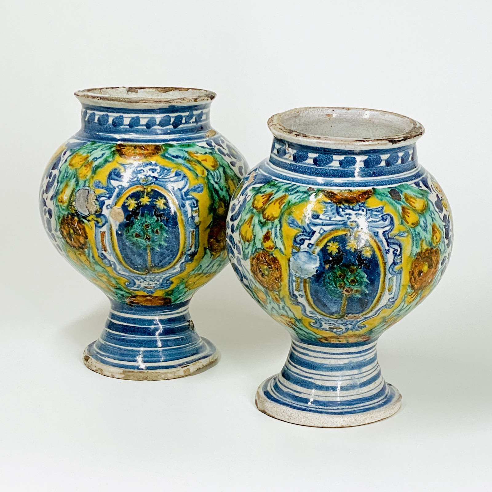 Trapani (Sicily) - Pair of majolica apothecary vases - Sixtheenth century
