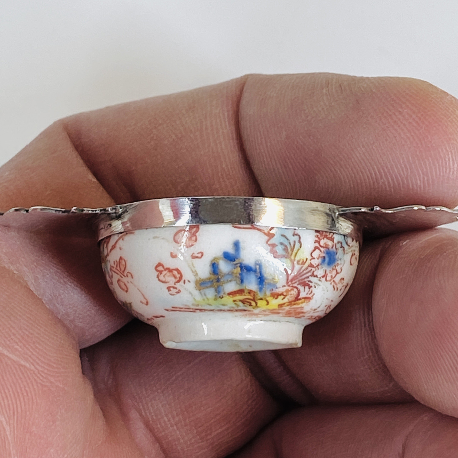 Rare écuelle miniature en porcelaine de Saint-Cloud - Début du XVIIIe siècle