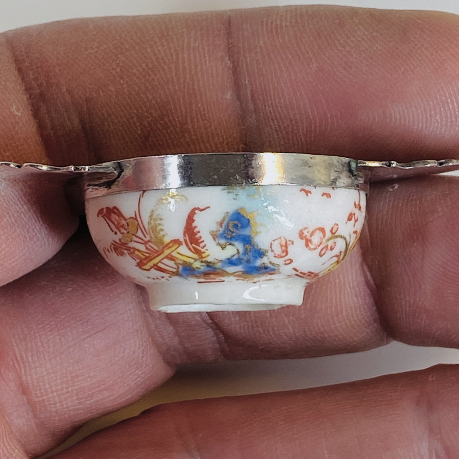 Rare écuelle miniature en porcelaine de Saint-Cloud - Début du XVIIIe siècle