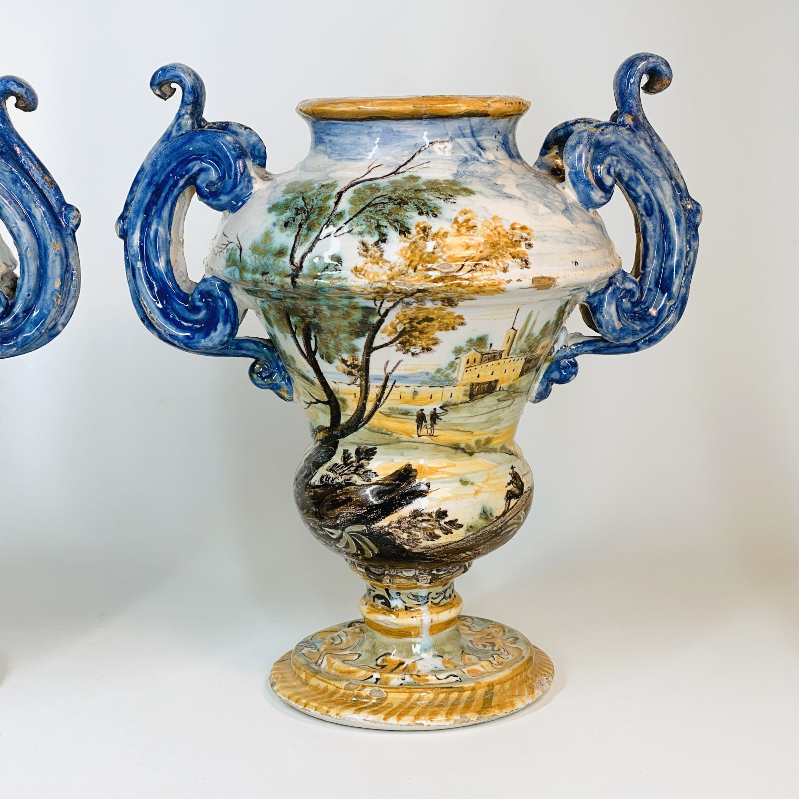 Paire de vase en faïence de Naples - Début du XVIIIe siècle