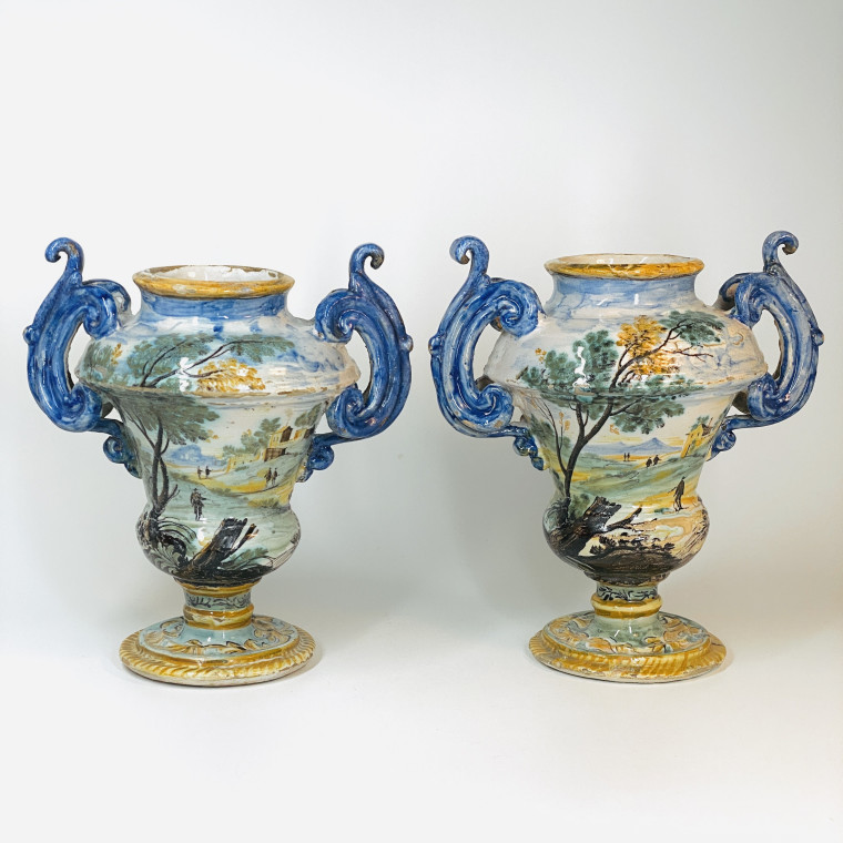 Paire de vase en faïence de Naples - Début du XVIIIe siècle