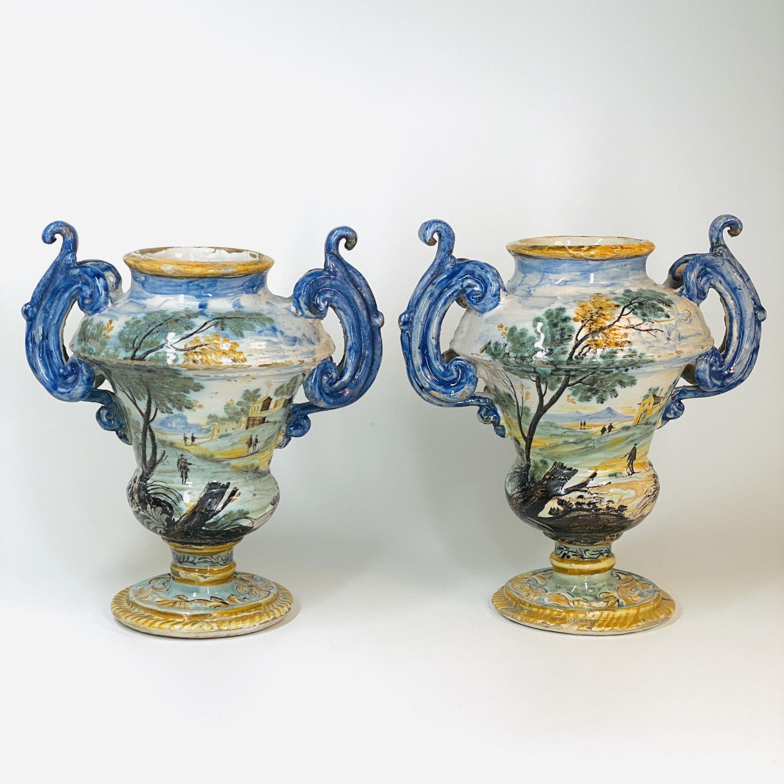 Paire de vase en faïence de Naples - Début du XVIIIe siècle