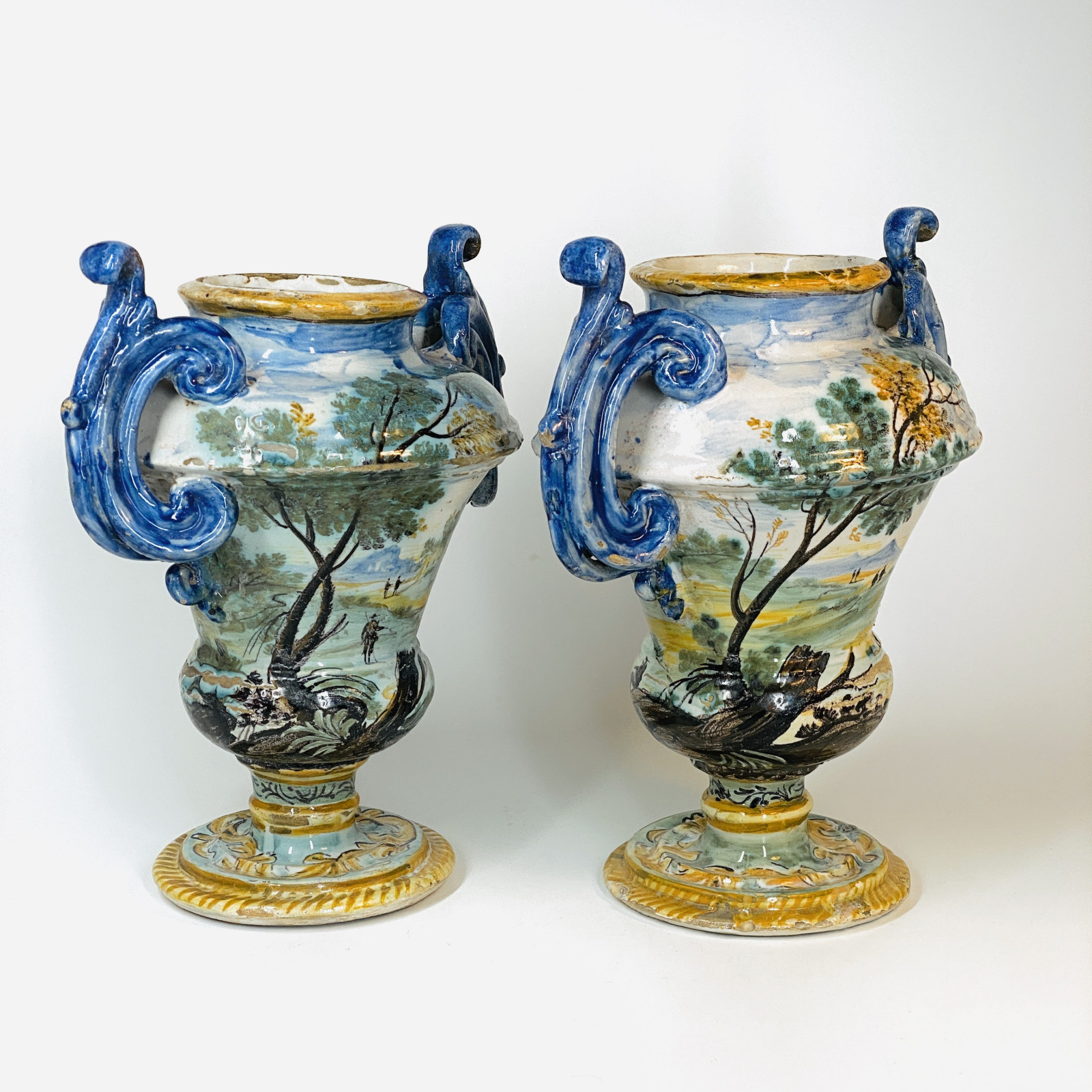 Paire de vase en faïence de Naples - Début du XVIIIe siècle