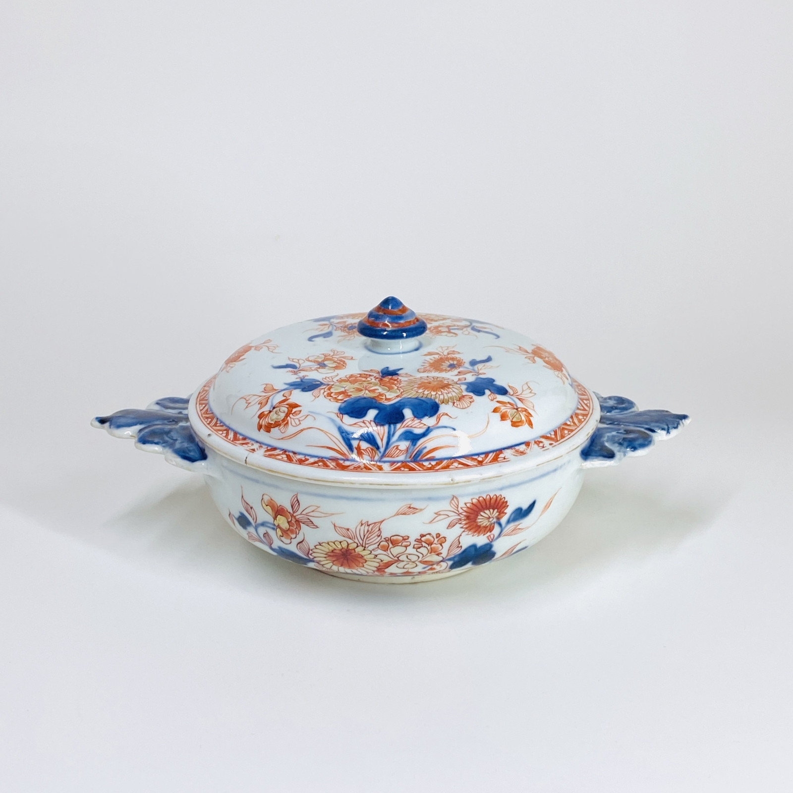 Deux écuelles en porcelaine de Chine décorées dans la palette Imari - Début du XVIIIe siècle