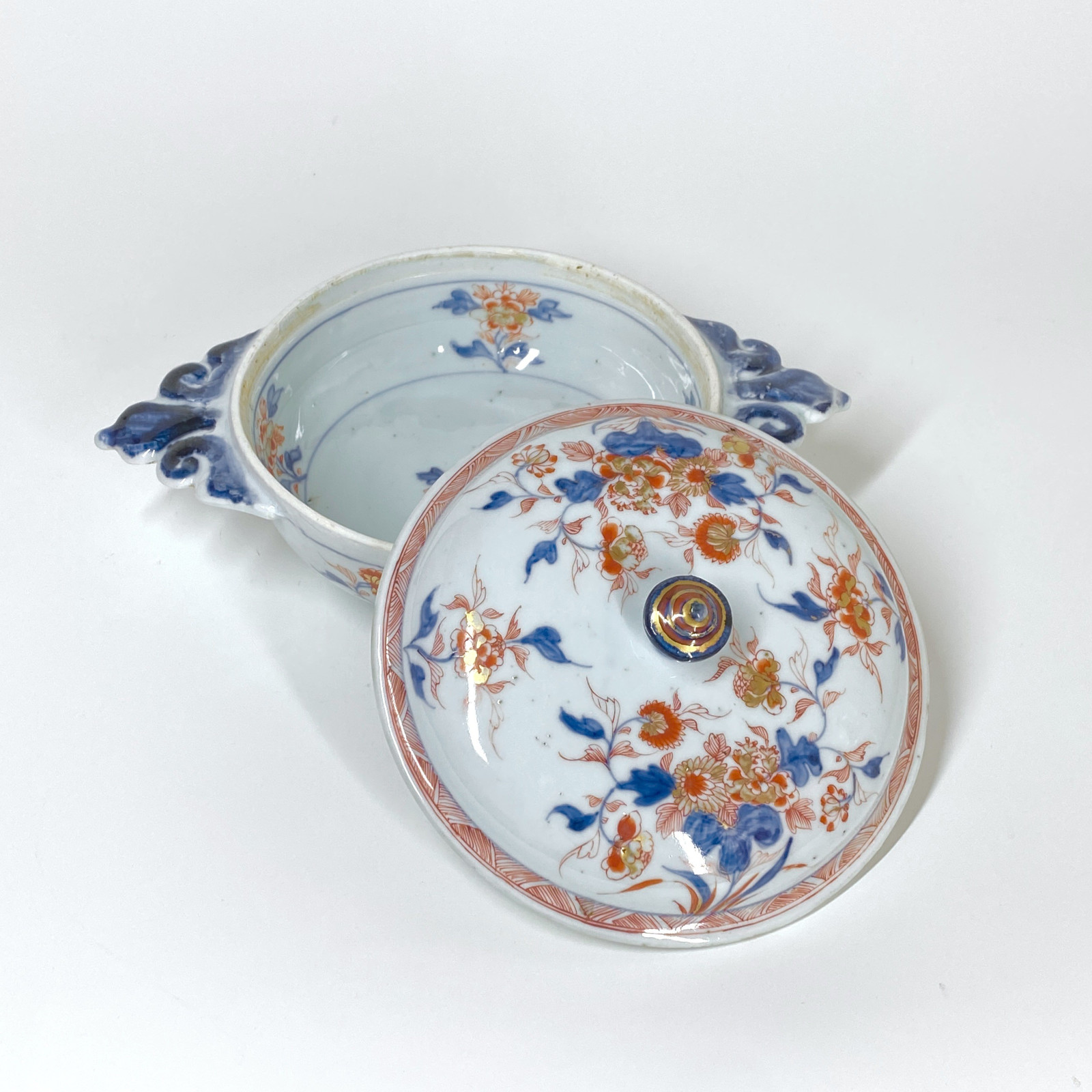 Deux écuelles en porcelaine de Chine décorées dans la palette Imari - Début du XVIIIe siècle