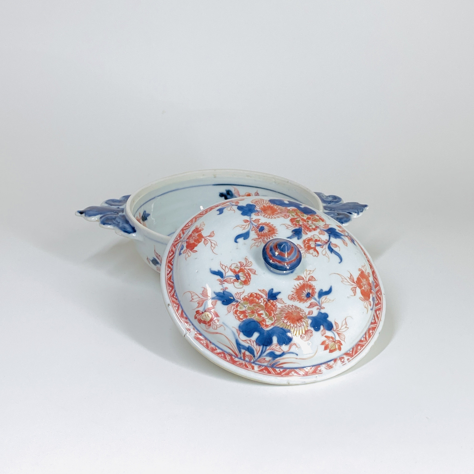 Deux écuelles en porcelaine de Chine décorées dans la palette Imari - Début du XVIIIe siècle