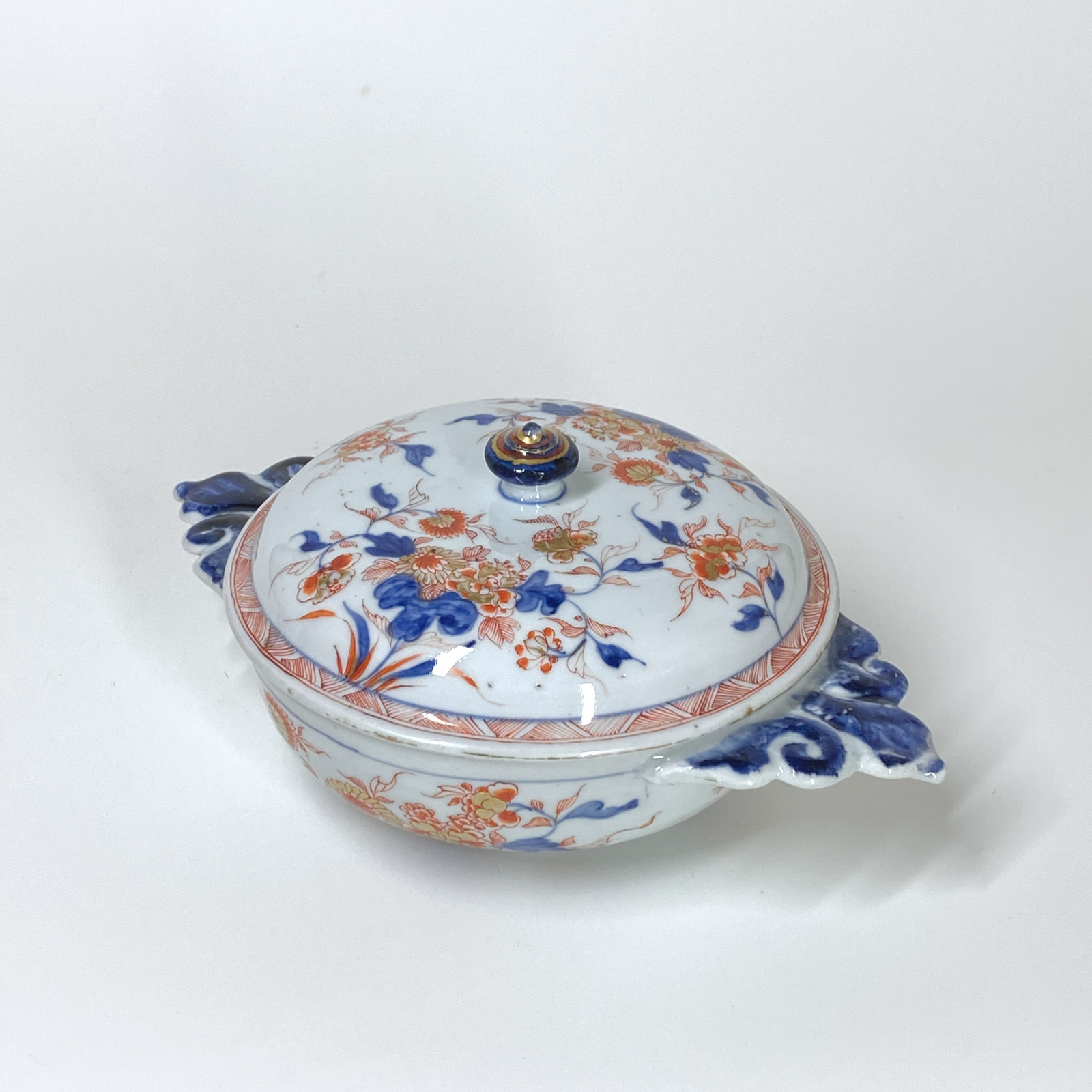 Deux écuelles en porcelaine de Chine décorées dans la palette Imari - Début du XVIIIe siècle