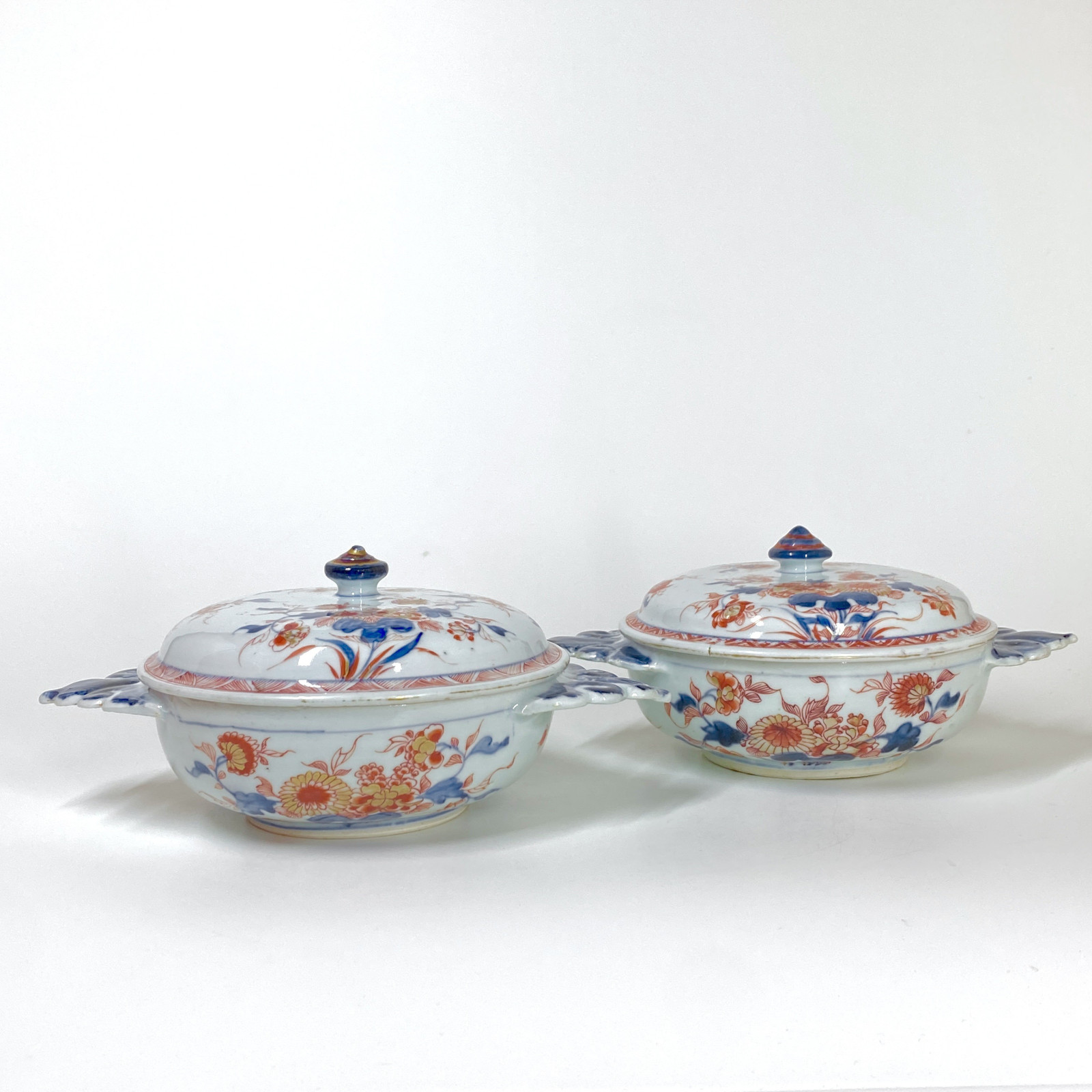 Deux écuelles en porcelaine de Chine décorées dans la palette Imari - Début du XVIIIe siècle