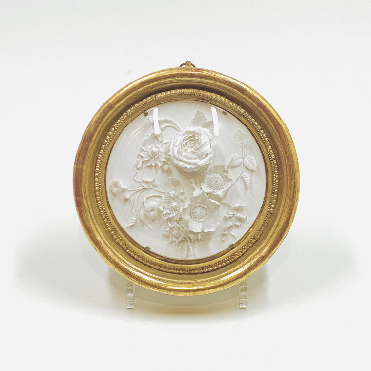 Médaillon en biscuit de Niderviller représentant un bouquet de fleurs - Daté 1818