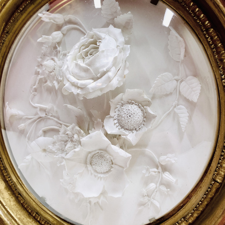 Niderviller biscuit medallion representing a bouquet of flowers - Dated 1819