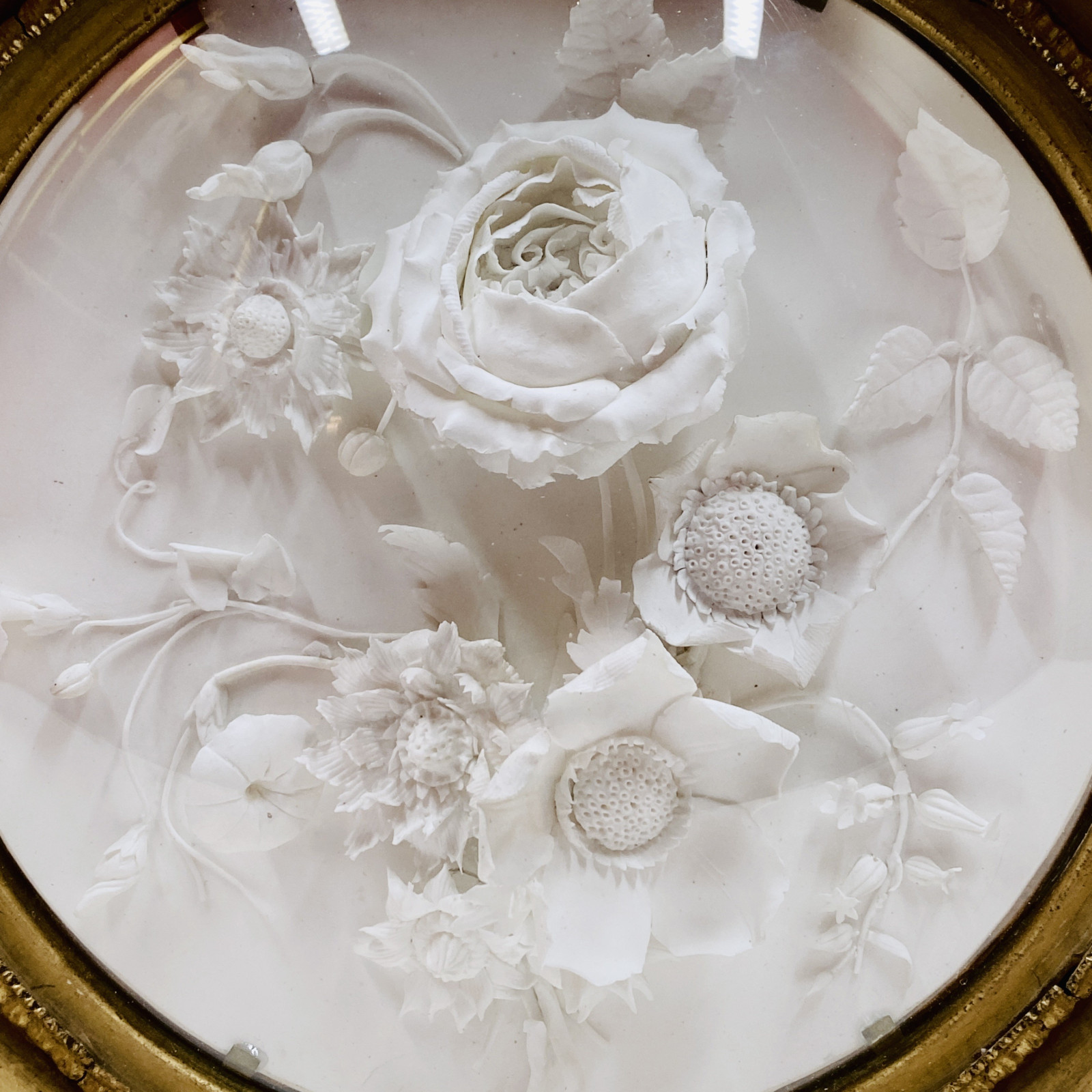 Médaillon en biscuit de Niderviller représentant un bouquet de fleurs - Daté 1818