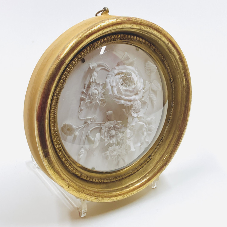 Médaillon en biscuit de Niderviller représentant un bouquet de fleurs - Daté 1818