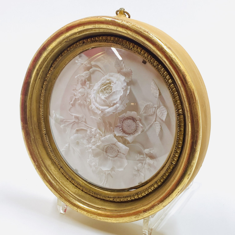 Médaillon en biscuit de Niderviller représentant un bouquet de fleurs - Daté 1818
