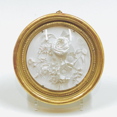 Niderviller biscuit medallion representing a bouquet of flowers - Dated 1819