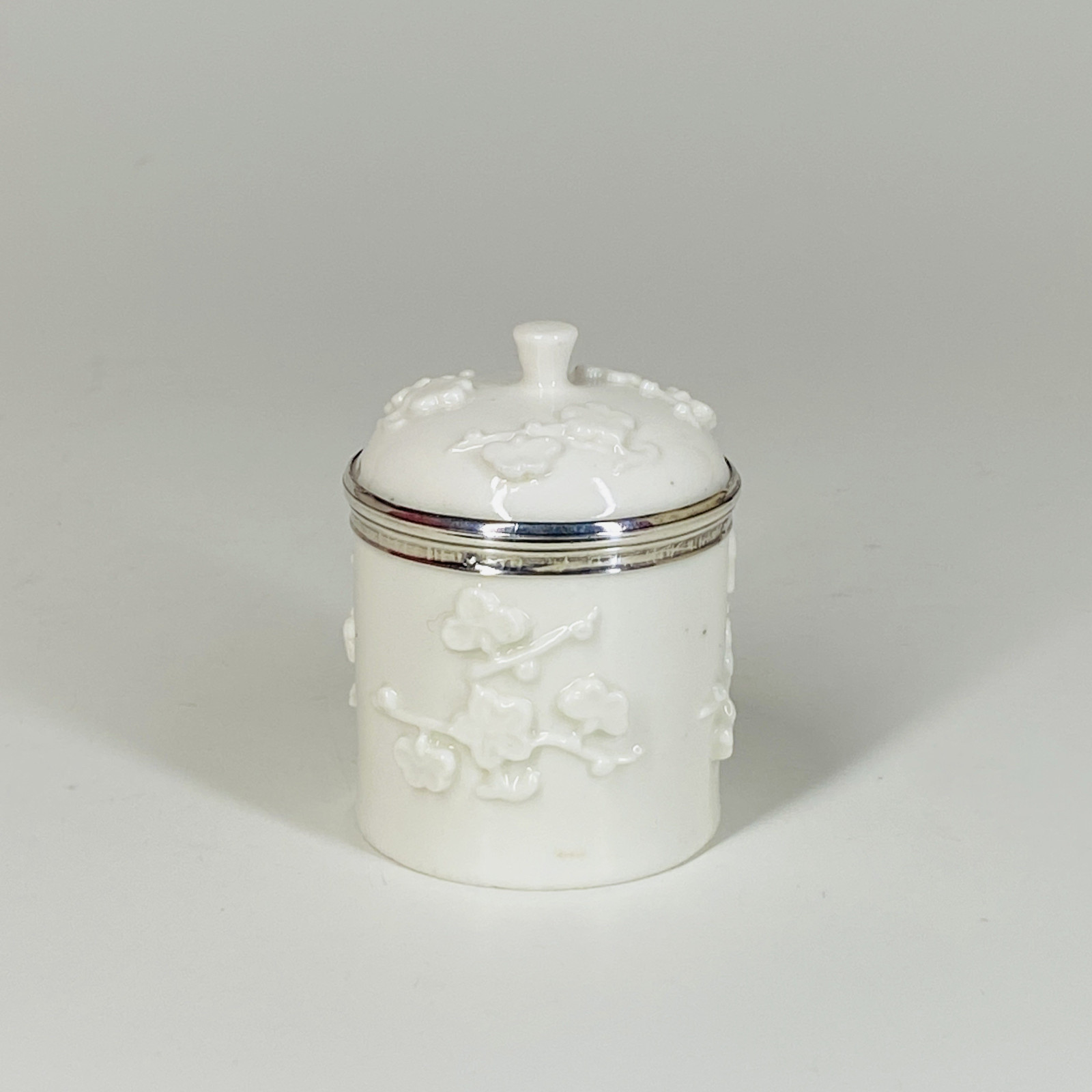 Saint-Cloud soft porcelain ointment pot - Eighteenth century