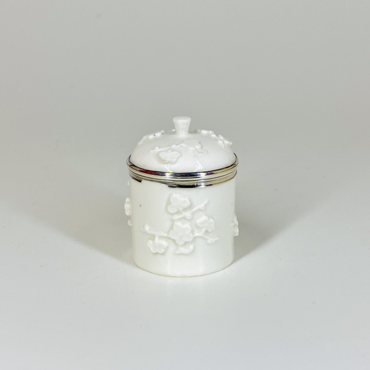 Saint-Cloud soft porcelain ointment pot - Eighteenth century