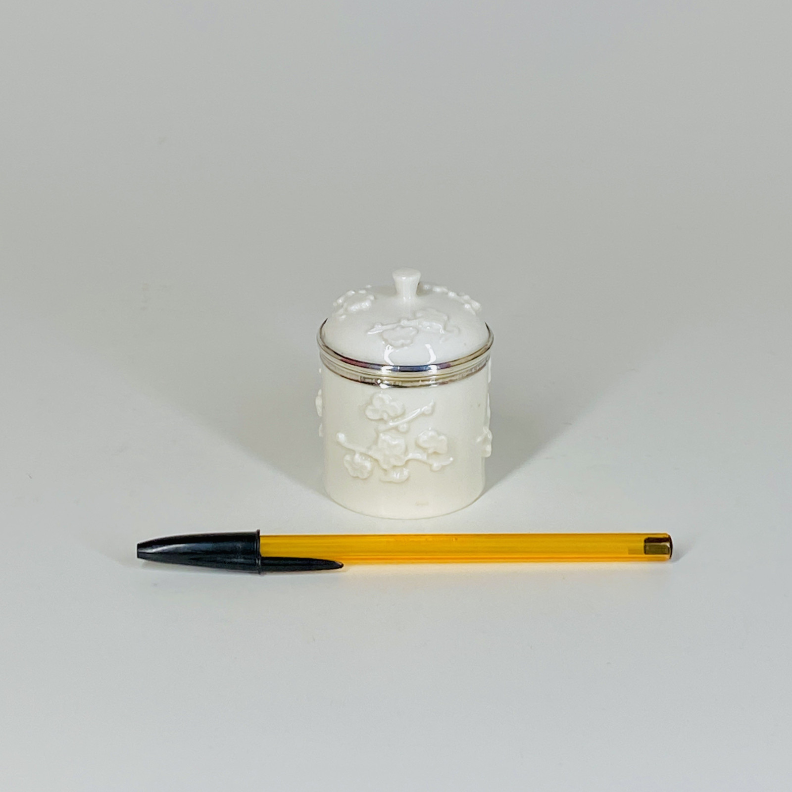 Saint-Cloud soft porcelain ointment pot - Eighteenth century