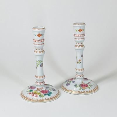 Rare paire de bougeoirs de la compagnie des Indes d’époque Qianlong (1735-1796)