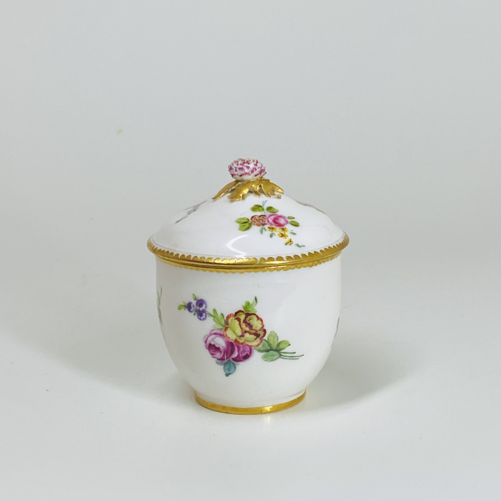 Pot à sucre en porcelaine tendre de Sèvres - XVIIIe siècle