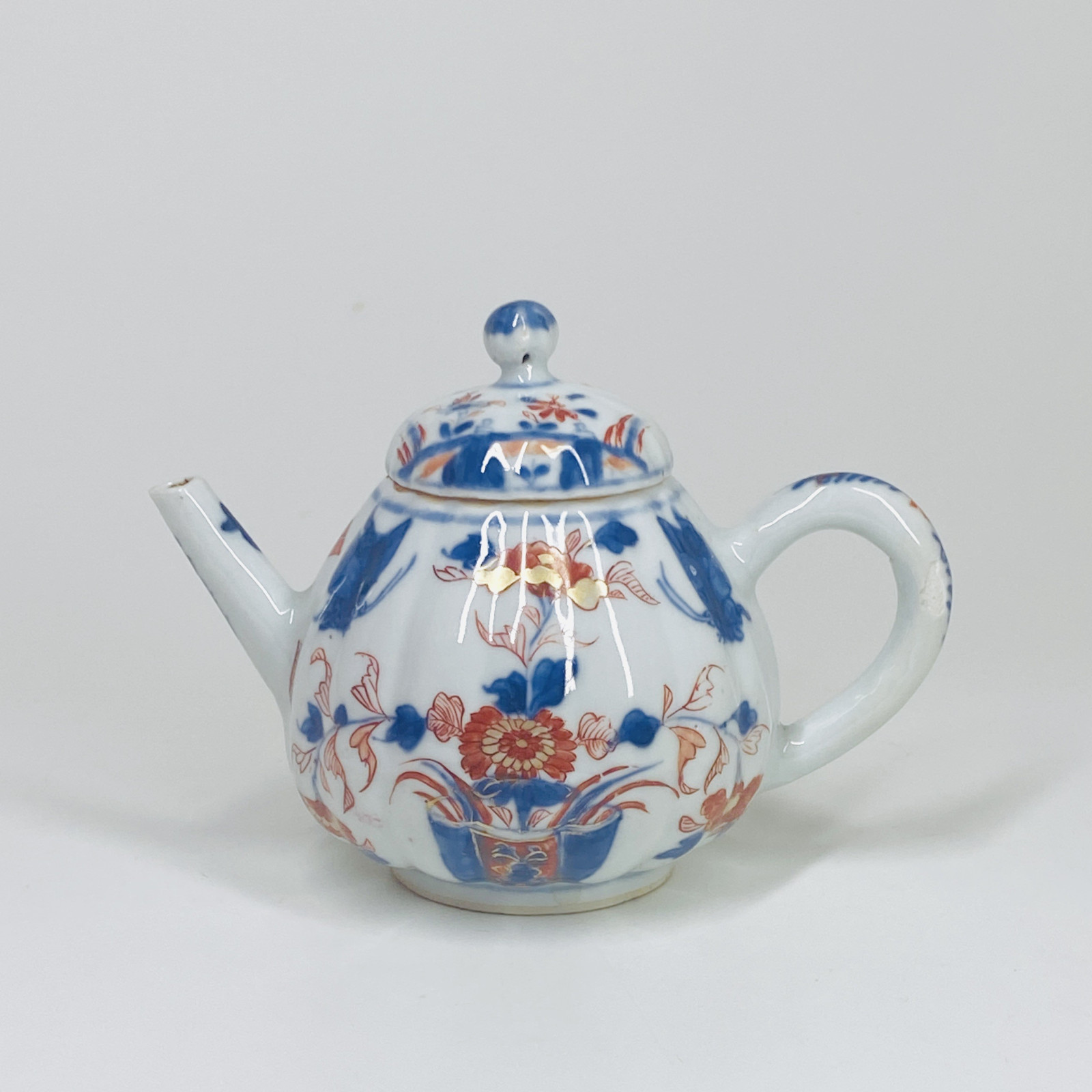 Chinese porcelain teapot with butterfly decoration - Eighteenth century