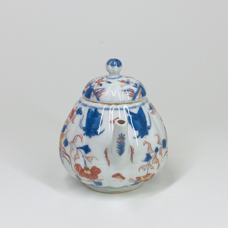 Chinese porcelain teapot with butterfly decoration - Eighteenth century