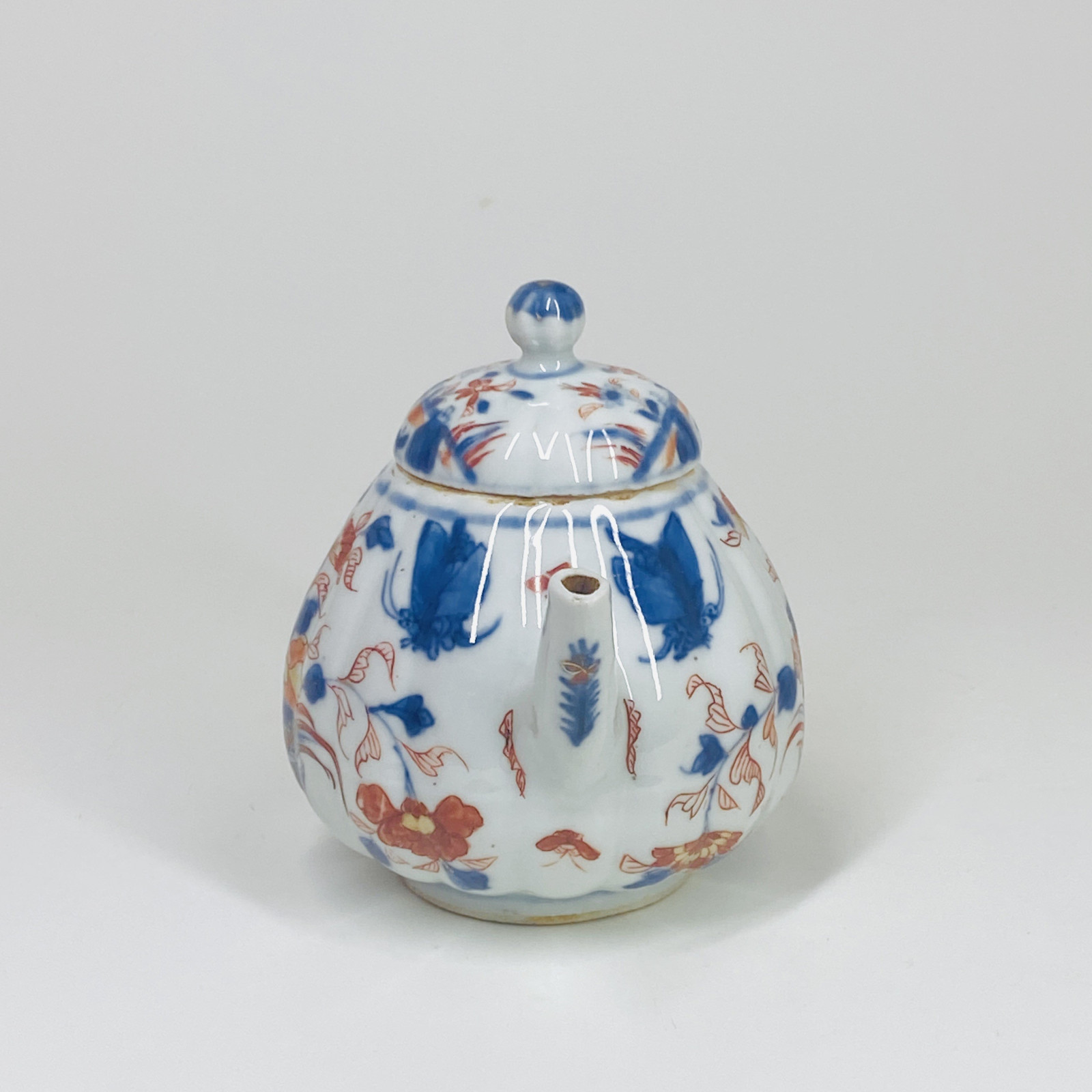 Chinese porcelain teapot with butterfly decoration - Eighteenth century